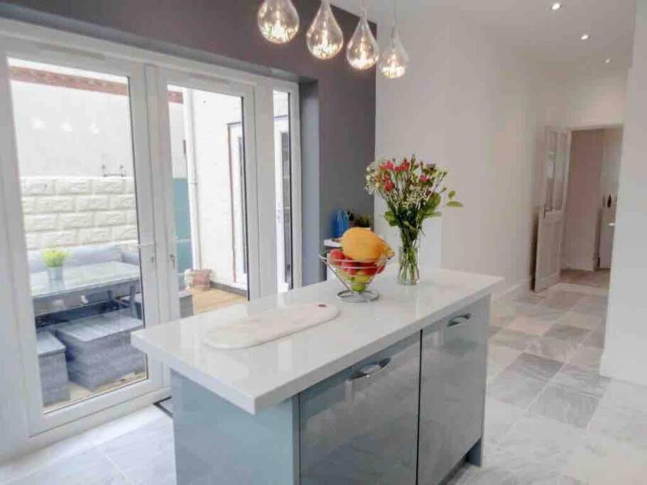 Spacious 4 Bed Rooms, Parking, Garden And Near Parks, Beaches And University Bournemouth Exterior photo