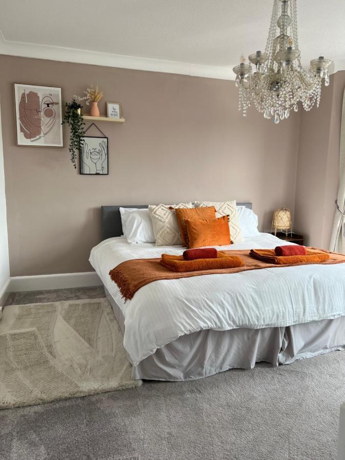 Spacious 4 Bed Rooms, Parking, Garden And Near Parks, Beaches And University Bournemouth Exterior photo